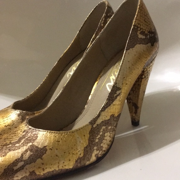Snake design leather gold higher heeled shoes - Picture 8 of 8